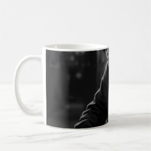 Stimmungsvoller Ästhetik-Junge in Hoodie-Rundschlü Kaffeetasse