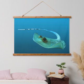 Stingray in motion! Gradient blue background |  Wandteppich Mit Holzrahmen