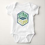 Stink Stank Stunk Abzeichen Baby Strampler<br><div class="desc">Ohne The Grinch sind die Ferien nicht zu Ende!  WIE DIE GRINCH STOLE CHRISTMAS ist eine klassische Geschichte einer Stadt namens Who-ville und wie der Weihnachtsgeist selbst die kältesten Herzen schmelzen kann.</div>