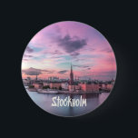 Stockholm Hauptstadt Schweden Night Skyline Button<br><div class="desc">Stockholm Hauptstadt of Sweden Night Skyline Schönes Rosa und lila Himmel auf dem Wasser. Storkyrkan Cathedral</div>