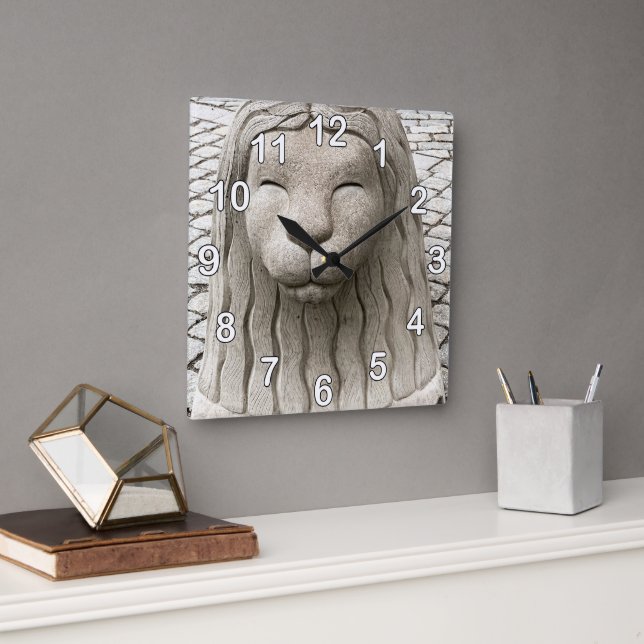 Stockholm Stone Lion Clock Numbers Quadratische Wanduhr (Büro)