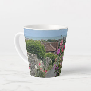 Stockrosen entlang der Kirchenmauer von St Leonard Milchtasse
