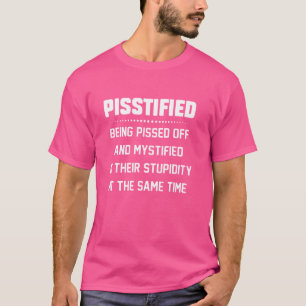 Stocksauer und verwirrt über ihre T-Shirt