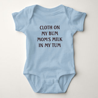 STOFF AUF DER MILCH MEINER WERTLOSMama IN MEINEM Baby Strampler