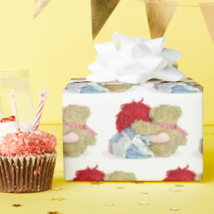 Stoffpuppe und Teddybär auf weißem Hintergrund Geschenkpapier