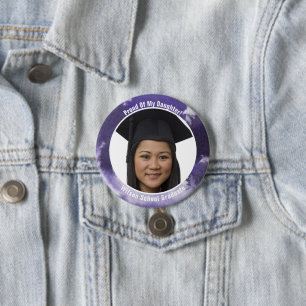 Stolz auf Ihren graduierten Foto-Knopf lila Button