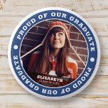 Stolz auf unser Graduate 20XX Abschluss Foto Button<br><div class="desc">Dieses einfache und klassische Design besteht aus Serifentypografie und fügt ein benutzerdefiniertes Foto hinzu.</div>