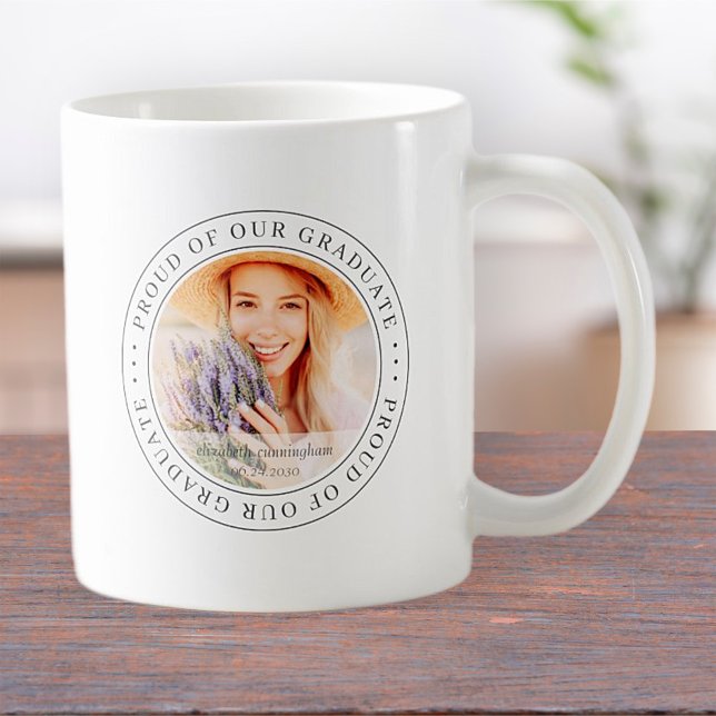 Stolz auf unser Graduate 20XX Modernes Abschluss F Kaffeetasse (Von Creator hochgeladen)