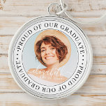 Stolz auf unser Graduate 20XX Modernes Abschluss F Schlüsselanhänger<br><div class="desc">Dieses einfache und klassische Design besteht aus Serifentypografie und fügt ein benutzerdefiniertes Foto hinzu.</div>