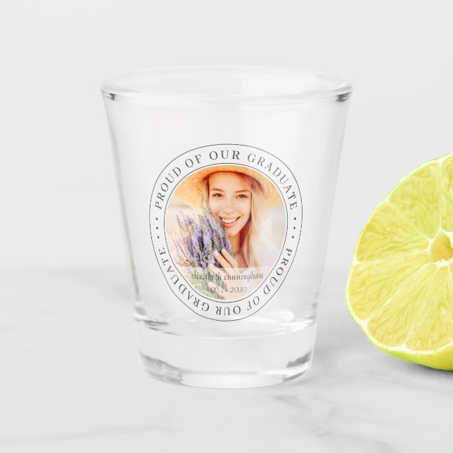 Stolz auf unser Graduate 20XX Modernes Abschluss F Schnapsglas (Vorderseite)