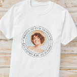 Stolz auf unser Graduate 20XX Modernes Abschluss F T-Shirt<br><div class="desc">Dieses einfache und klassische Design besteht aus Serifentypografie und fügt ein benutzerdefiniertes Foto hinzu.</div>