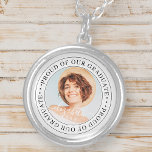Stolz auf unser Graduate 20XX Modernes Abschluss F Versilberte Kette<br><div class="desc">Dieses einfache und klassische Design besteht aus Serifentypografie und fügt ein benutzerdefiniertes Foto hinzu.</div>