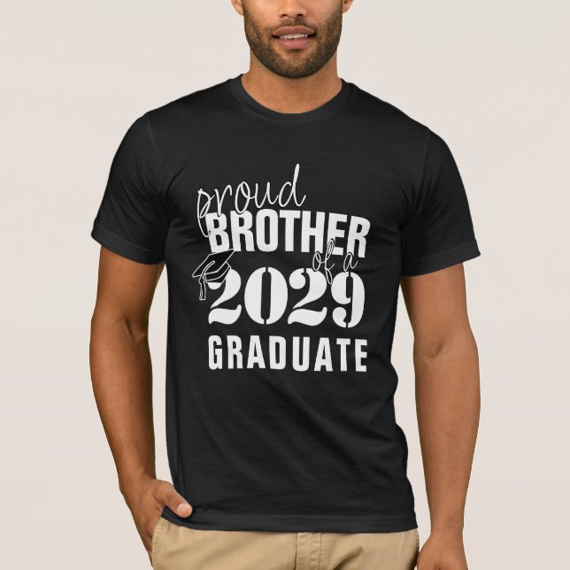 Stolz auf unseren Abschluss | Bruder mit Kap und J T-Shirt (Vorderseite)