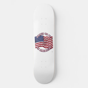 Stolz, ein Amerikaner mit US-Fahne bedrückt zu sei Skateboard