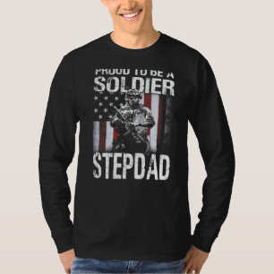 Stolz, ein Soldat zu sein Stepdad US-Flagge T-Shirt