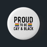 Stolz, schwul und schwarz zu sein button<br><div class="desc">Stolz,  schwul und schwarz zu sein, lgbt, schwarz, schwul, stolz, geschenk, lustig, lqbtq, Liebe, bisexuell, transgender, que, protestiert, schwarz, regenbogen, blau, flag, bi, trans, schwul, schwul, geschenke</div>