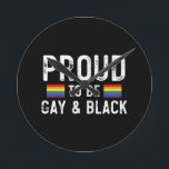 Stolz, schwul und schwarz zu sein runde wanduhr<br><div class="desc">Stolz, schwul und schwarz zu sein, lgbt, schwarz, schwul, stolz, geschenk, lustig, lqbtq, Liebe, bisexuell, transgender, que, protestiert, schwarz, regenbogen, blau, flag, bi, trans, schwul, schwul, geschenke</div>