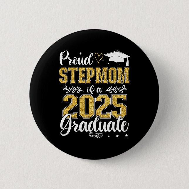 Stolz Stepmuth mit einer Cl of 2025 Graduate Senio Button (Vorderseite)