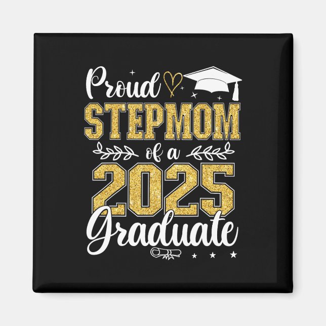 Stolz Stepmuth mit einer Cl of 2025 Graduate Senio Magnet (Vorne)