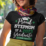 Stolz Stepmuth von 2023-Absolventen-Familie passen T-Shirt<br><div class="desc">Feiern Sie den Abschluss Ihres Stiefsohns oder Stieftochers mit diesem modernen T - Shirt mit einem "Proud STEPMOM of a 2023 Graduate" Typografie in weiß und grün Schriftart, die mit einem Gradcap mit grüner Tassel dekoriert sind; personalisieren Sie diesen T - Shirt einfach mit dem Jahr des Abschlusses und dem...</div>