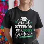 Stolz Stepmuth von 2023-Absolventen-Familie passen T-Shirt<br><div class="desc">Feiern Sie den Abschluss Ihres Stiefsohns oder Stieftochers mit diesem modernen T - Shirt mit einem "Proud STEPMOM of a 2023 Graduate" Typografie in weiß und grün Schriftart, die mit einem Gradcap mit grüner Tassel dekoriert sind; personalisieren Sie diesen T - Shirt einfach mit dem Jahr des Abschlusses und dem...</div>