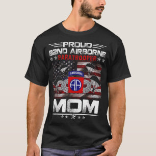Stolze 82. Im Flugzeug Paratrooper Mama Us Flag - T-Shirt