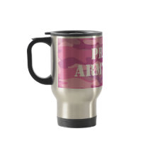 Stolze Armeemama reist mit rosa Camouflage