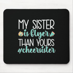 Stolze Cheerleading-Schwester eines Cheerleader-Fr Mousepad