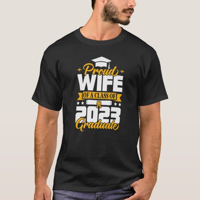 Stolze Ehefrau einer Klasse von 2023 Abschluss Sen T-Shirt (Vorderseite)