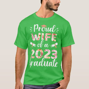 Stolze Ehefrau eines 2023-Absolventen für den Fami T-Shirt