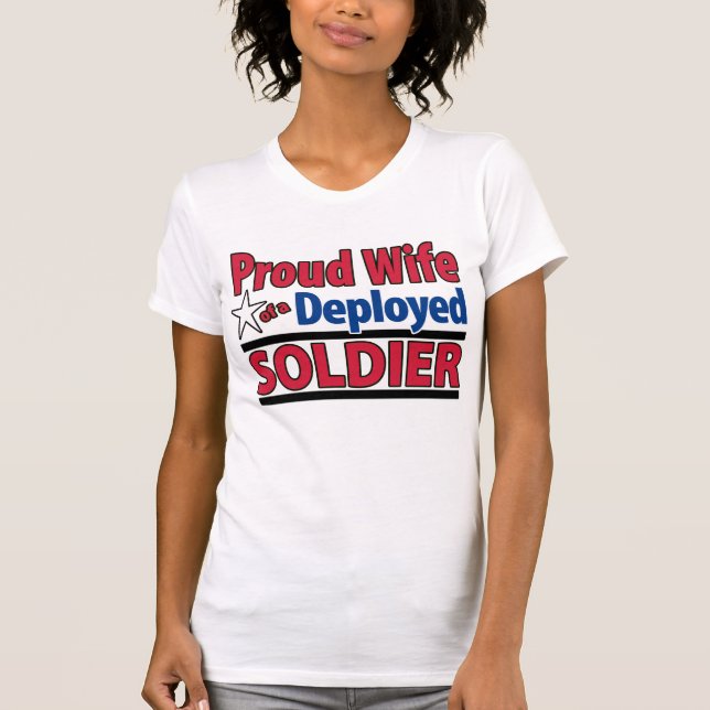 Stolze Ehefrau eines entfalteten Soldaten mit T-Shirt (Vorderseite)