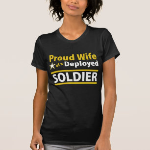 Stolze Ehefrau eines entfalteten Soldaten T-Shirt