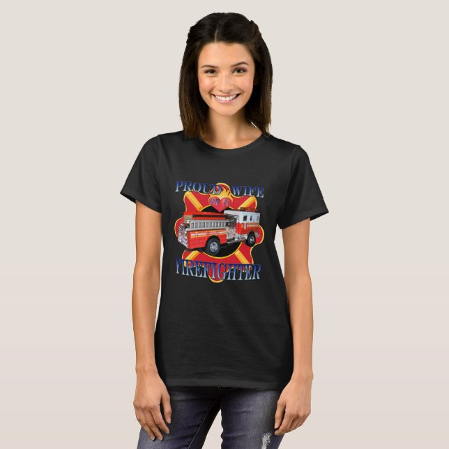 Stolze Ehefrau eines Feuerwehrmanns T-Shirt (Vorne ganz)