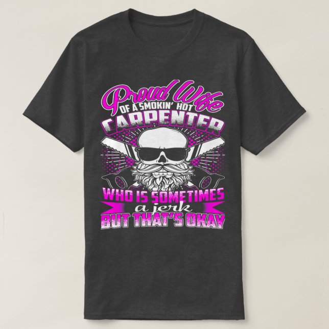 Stolze Ehefrau eines rauchwarmen Carpenters T-Shirt (Design vorne)
