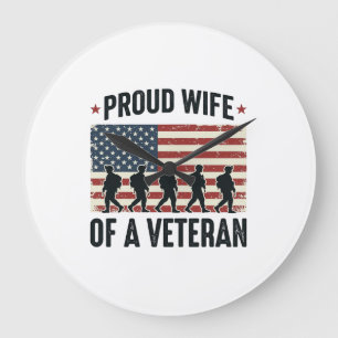 Stolze Ehefrau eines Veteranen Patriotisches Shirt Große Wanduhr