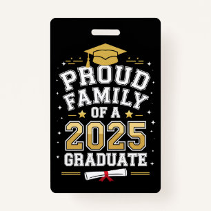 Stolze Familie eines Abschlusses mit 2025 Abschlus Ausweis