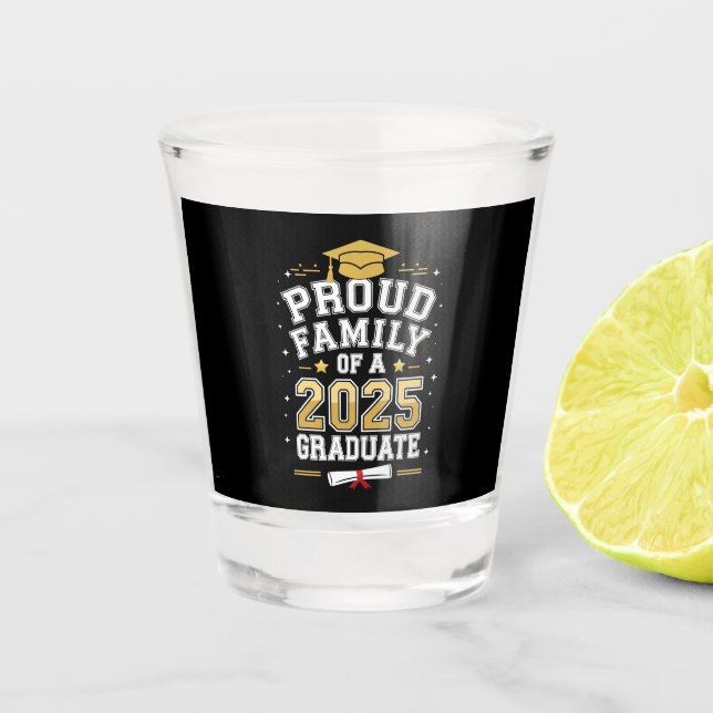 Stolze Familie eines Abschlusses mit 2025 Abschlus Schnapsglas (Vorderseite)