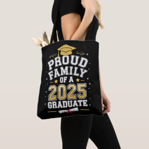 Stolze Familie eines Abschlusses mit 2025 Abschlus Tasche