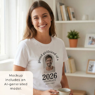 Stolze Freundin des Absolventen von 2026 Arch Foto T-Shirt