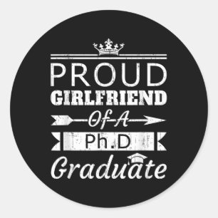 Stolze Freundin von Phd Graduate Boyfriend Runder Aufkleber