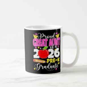 Stolze Großtante der Vorschulabsolventen-Mütter vo Kaffeetasse