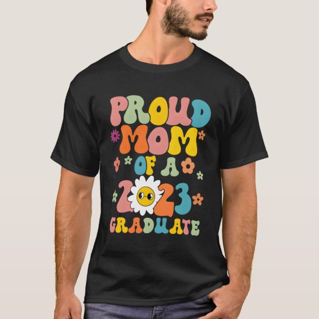Stolze Mama einer Klasse von 2023 Hochschulabsolve T-Shirt (Vorderseite)
