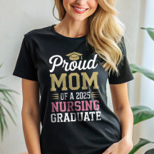 Stolze Mama einer Nursing-Graduate-Klasse 2025