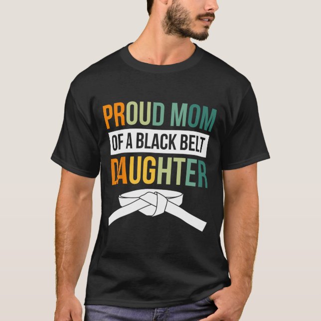 Stolze Mama einer Schwarzgürteltochter 19 T-Shirt (Vorderseite)