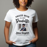 Stolze Mama eines 2024 Graduate White Custom Fotos T-Shirt<br><div class="desc">Das stilvolle, weiße "Proud Mama of a 2024 Graduate" Abschluss T - Shirt Design verfügt über ein Foto des Abschlusses gerahmt in Schwarz mit einfachem und klassischem Namen, Klassenzeit und Schulnamen, die personalisiert werden können. Shirt-Farben und Stil können so angepasst werden, dass sie sich mit den Farben der Schule oder...</div>