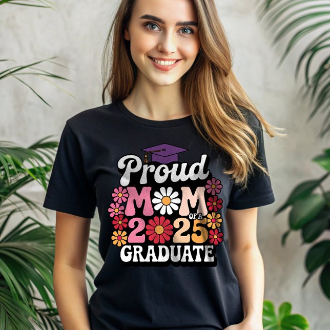 Stolze Mama eines 2025 Absolventen Floral Boho T-Shirt (Von Creator hochgeladen)