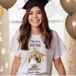 Stolze Mama eines Absolventen 2025 mit Foto und Na T-Shirt<br><div class="desc">Feiern Sie den Meilenstein Ihres Kindes mit diesem maßgeschneiderten Abschluss-Shirt für eine stolze Mutter! Dieses personalisierte Design beinhaltet ein Foto des Absolventen, seinen Namen und seine Schule - eine ideale Möglichkeit für Mütter, an diesem besonderen Tag Liebe, Stolz und Unterstützung zu zeigen. Egal, ob Sie bei der Zeremonie jubeln, das...</div>