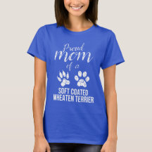 Stolze Mama eines weichen überzogenen Wheaten