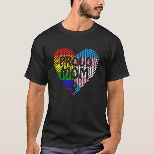 Stolze Mama mit Regenbogen- und Transgenderflagge  T-Shirt (Vorderseite)