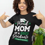 Stolze Mama von 2024 Graduierte schwarz-grüne Mütz T-Shirt<br><div class="desc">Feiern Sie den Abschluss Ihres Sohnes oder Ihrer Tochter mit diesem modernen T - Shirt mit einer "stolzen MAMA einer Graduate 2024"-Typografie in weißen und grünen Schriftart, die mit einem schwarzen Graduiertendeckel mit einer grünen Tassel verziert sind; passen Sie diesen T - Shirt einfach an das Jahr des Abschlusses und...</div>